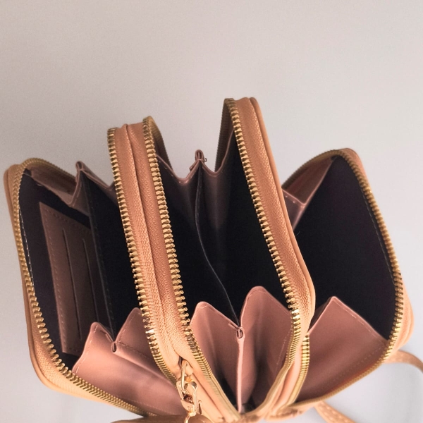 Bolsa Transversal Compacta Feminina – Cor Caramelo | 3 Compartimentos com Zíper