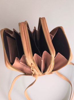 Bolsa Transversal Compacta Feminina – Cor Caramelo | 3 Compartimentos com Zíper