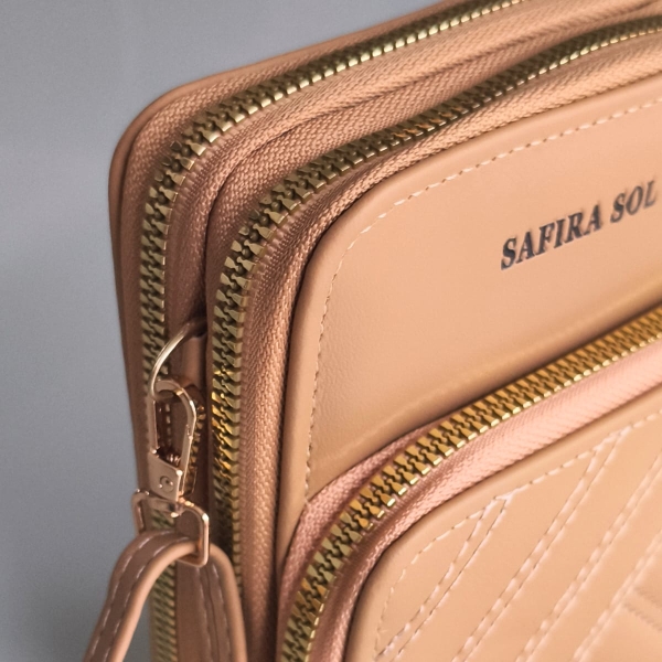 Bolsa Transversal Compacta Feminina – Cor Caramelo | 3 Compartimentos com Zíper