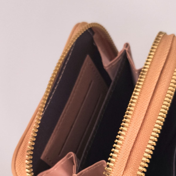 Bolsa Transversal Compacta Feminina – Cor Caramelo | 3 Compartimentos com Zíper