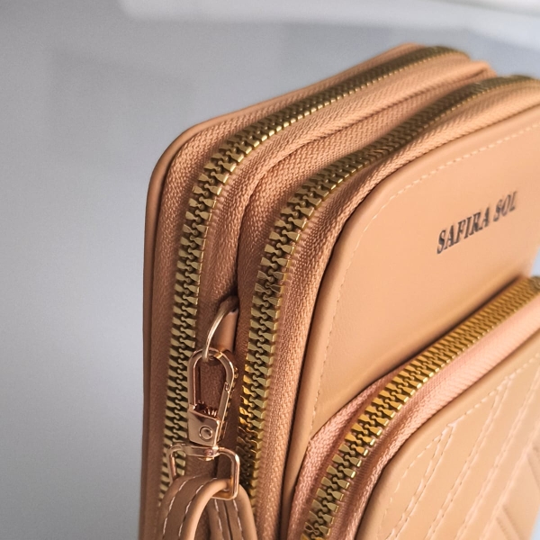 Bolsa Transversal Compacta Feminina – Cor Caramelo | 3 Compartimentos com Zíper