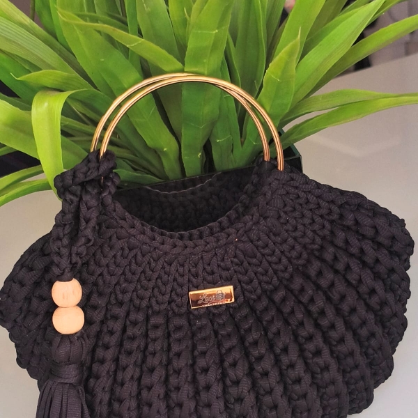 Bolsa Feminina em Crochê com Alça de Metal – Estilo Artesanal Sofisticado