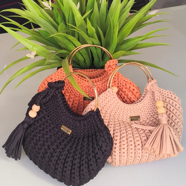 Bolsa Feminina em Crochê com Alça de Metal – Estilo Artesanal Sofisticado