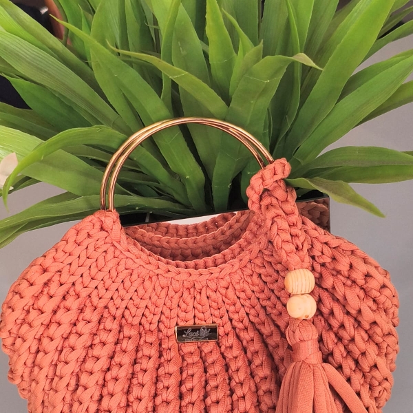Bolsa Feminina em Crochê com Alça de Metal – Estilo Artesanal Sofisticado