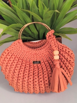 Bolsa Feminina em Crochê com Alça de Metal – Estilo Artesanal Sofisticado