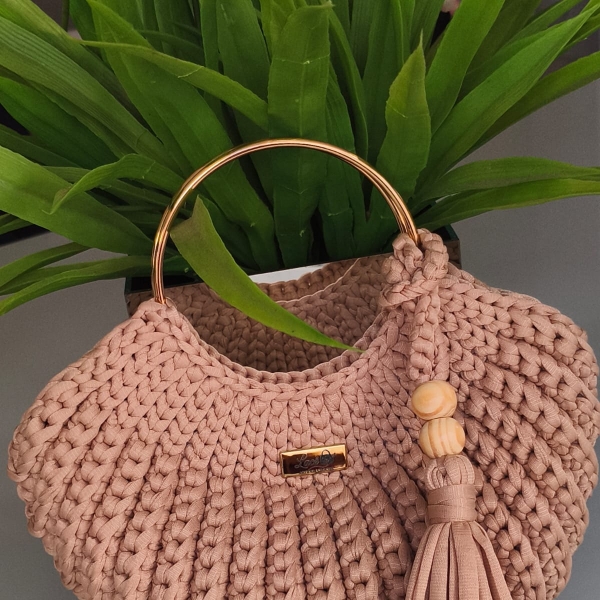 Bolsa Feminina em Crochê com Alça de Metal – Estilo Artesanal Sofisticado