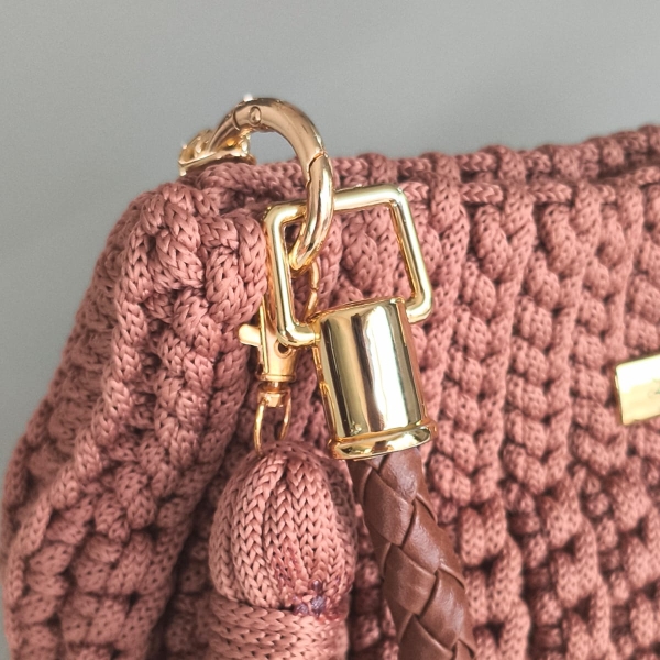 Bolsa Feminina em Crochê com Alça de Mão e de corrente